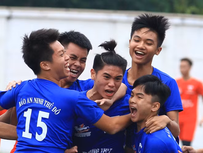 “Búi tỏi” có vẻ là kiểu tóc được các cầu thủ rất ưa chuộng, đặc biệt là với những bạn để mái tóc dài và muốn gọn gàng ngay lập tức để thi đấu.