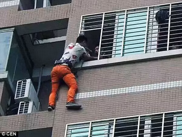Trốn ngoài cửa sổ để tránh bị phát hiện ngoại tình ảnh 1