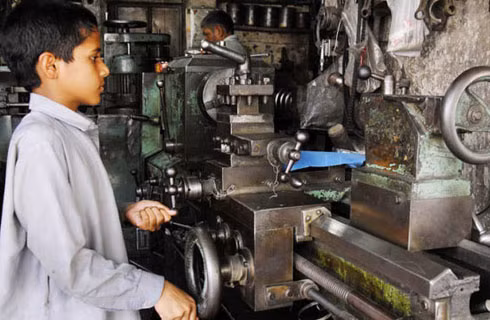 Nhiều trẻ em Pakistan bị lạm dụng tình dục khi sớm phải mưu sinh ảnh 1
