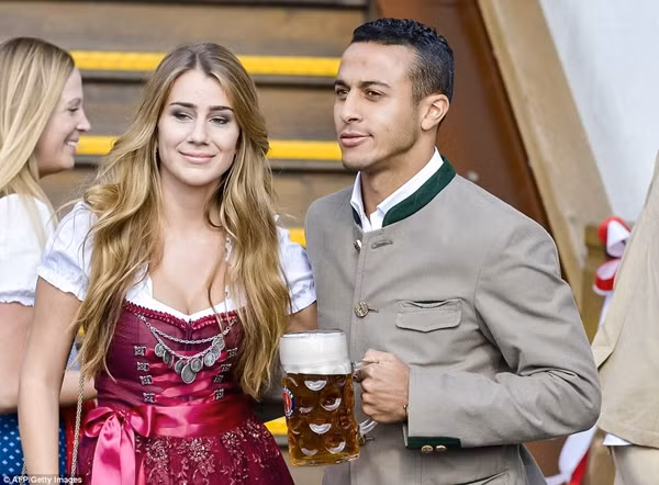 Dàn WAGs Bayern Munich khoe sắc trong lễ hội Oktoberfest ảnh 7