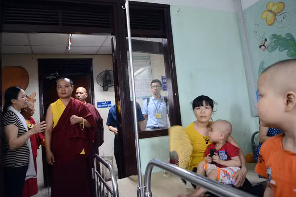 Lạt ma Ấn Độ tham gia hiến máu dành tặng các bệnh nhân nhi ảnh 7