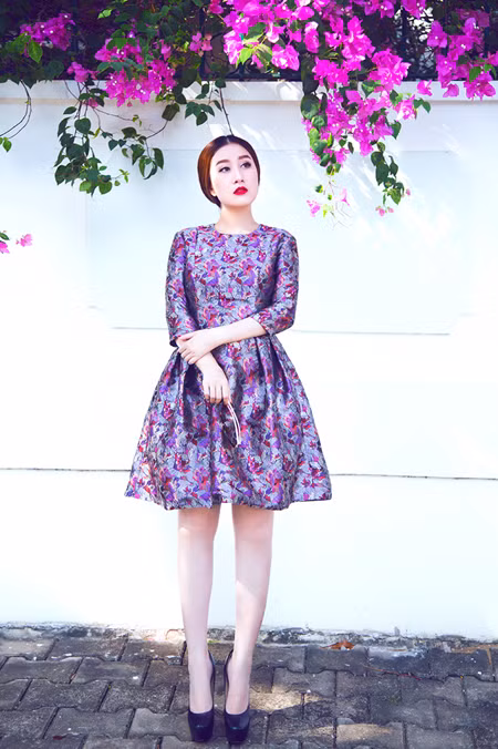 MC Kim Trang “đọ” vẻ đẹp mong manh cùng hoa giấy ảnh 1
