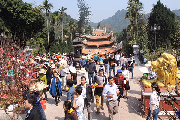 Hàng vạn du khách nô nức trẩy hội chùa Hương ảnh 2