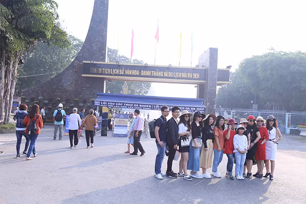 Bận rộn ngày áp Tết, bà con Tây Ninh vẫn nườm nượp mua vé đi cáp treo mới lên đỉnh Bà Đen ảnh 1