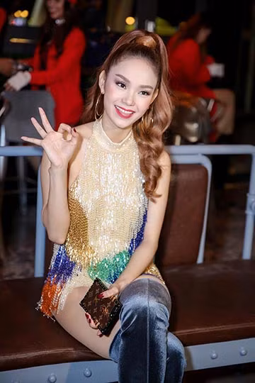 Bỏ qua những ồn ào đấu tố, Minh Hằng vui vẻ hội ngộ Trương Ngọc Ánh ảnh 4 Bỏ qua những ồn ào đấu tố, Minh Hằng vui vẻ hội ngộ Trương Ngọc Ánh ảnh 4