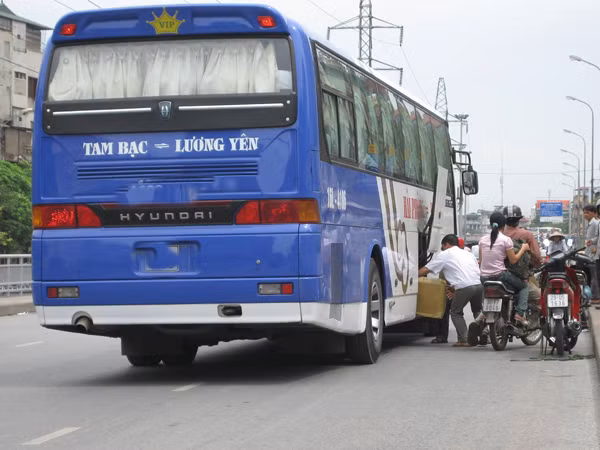 Vận tải khách tuyến Hà Nội - Hải Phòng: Tái diễn tranh giành khách, mất an ninh trật tự ảnh 1