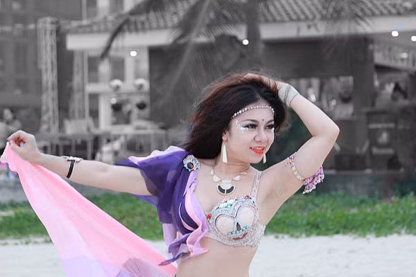 Màn múa bụng huyền ảo trên bãi biển của vũ công bellydance ảnh 5