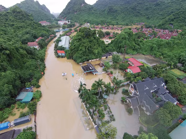 Không khí lạnh kết hợp bão gây mưa lũ toàn miền Trung ảnh 1