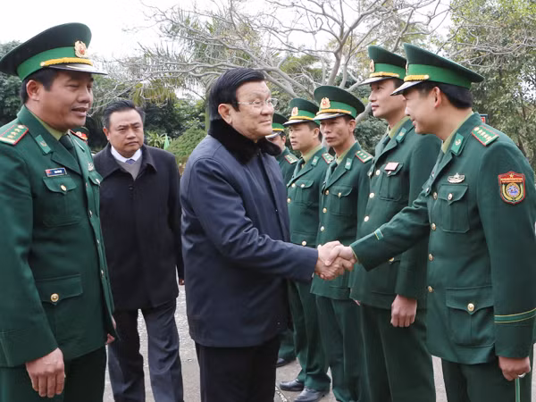 Chủ tịch nước thăm lực lượng vũ trang khu vực biên giới ảnh 1
