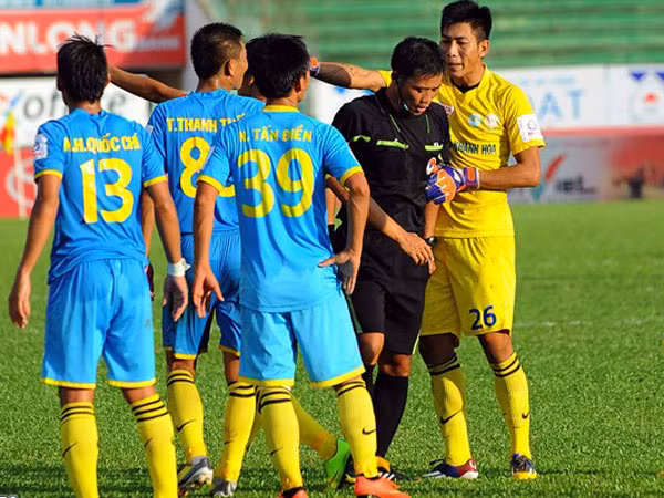 Lại "nóng" chuyện trọng tài ảnh 1
