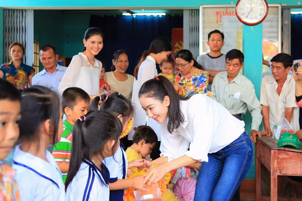 NTK Võ Việt Chung cùng dàn người đẹp phát quà trung thu cho trẻ em nghèo ảnh 9