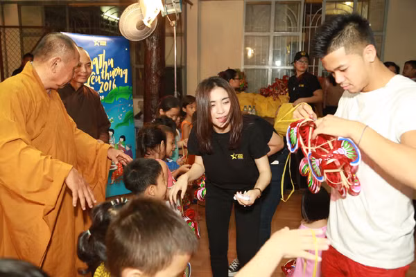 Trọng Hiếu, Hoà Minzy và Rocker Nguyễn vui Trung thu cùng trẻ em cơ nhỡ ảnh 7 Trọng Hiếu, Hoà Minzy và Rocker Nguyễn vui Trung thu cùng trẻ em cơ nhỡ ảnh 7