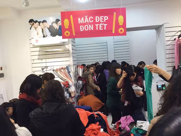 Đổ xô mua hàng thời trang giảm giá cuối năm ảnh 1