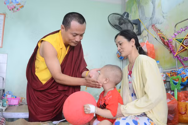 Lạt ma Ấn Độ tham gia hiến máu dành tặng các bệnh nhân nhi ảnh 8