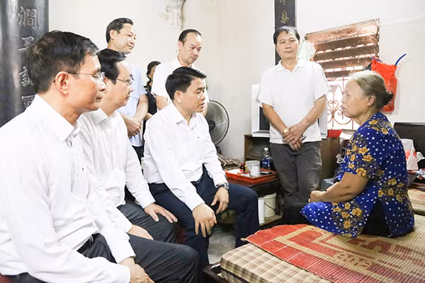 Chủ tịch UBND TP Hà Nội thăm hỏi gia đình nữ công nhân môi trường tử vong do "xe điên" đâm liên hoàn ảnh 1 Chủ tịch UBND TP Hà Nội thăm hỏi gia đình nữ công nhân môi trường tử vong do "xe điên" đâm liên hoàn ảnh 1