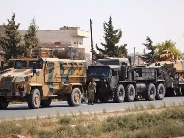 Thổ Nhĩ Kỳ triển khai khí tài quân sự đến Idlib tăng cường phòng thủ cho các trạm quan sát ảnh 1