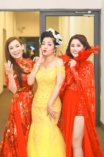 Thúy Nga "đọ dáng" cùng Hoài Linh ảnh 9