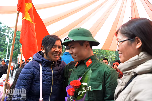 Tuổi trẻ Thủ đô náo nức lên đường thực hiện nghĩa vụ thiêng liêng với Tổ quốc ảnh 8