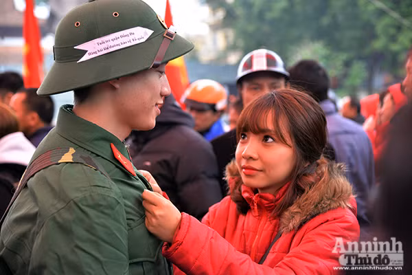 Tuổi trẻ Thủ đô náo nức lên đường thực hiện nghĩa vụ thiêng liêng với Tổ quốc ảnh 6