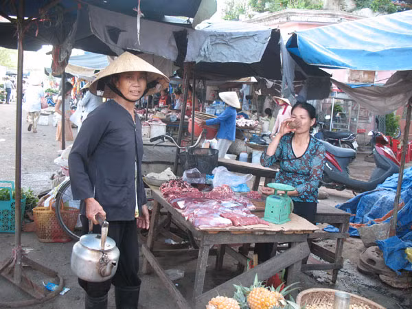 Người nữ thương binh bán nước chè dạo nuôi 6 người con vào đại học ảnh 2