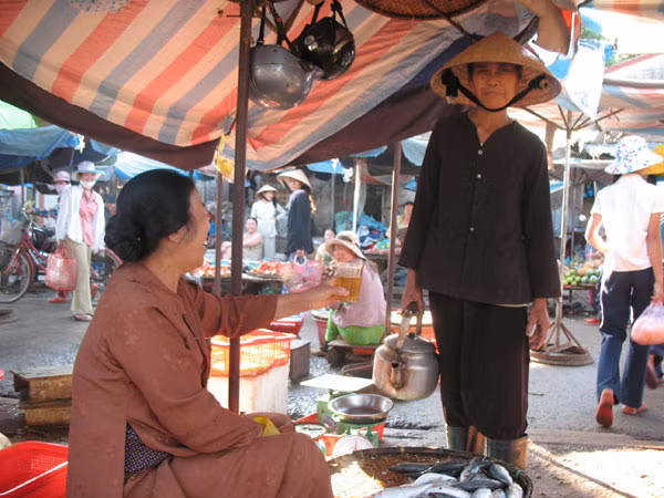 Người nữ thương binh bán nước chè dạo nuôi 6 người con vào đại học ảnh 1