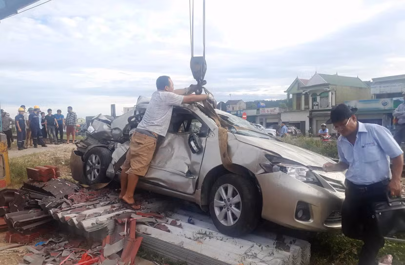Tàu hỏa tông nát ô tô, 4 người thương vong ảnh 2
