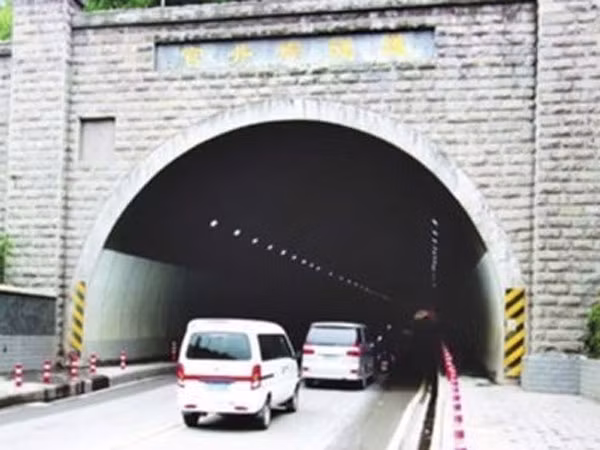 Đường hầm quay ngược thời gian ảnh 1