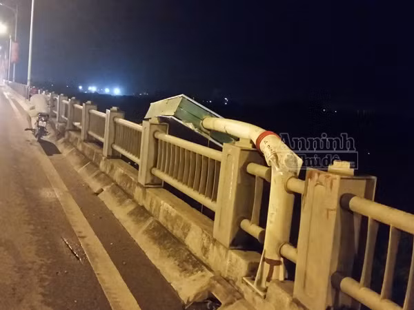 Thêm hình ảnh giông lốc khiến nhiều cây đổ tan hoang ở Hà Nội ảnh 14