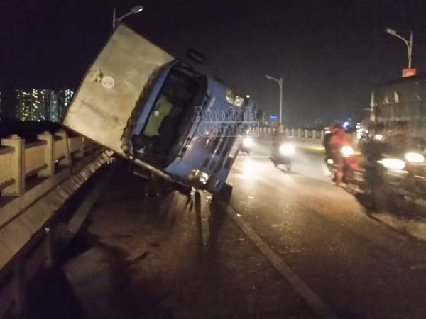 Thêm hình ảnh giông lốc khiến nhiều cây đổ tan hoang ở Hà Nội ảnh 13