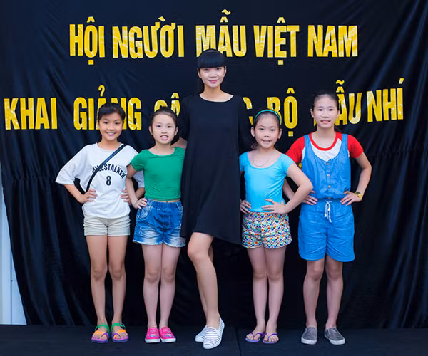 Siêu mẫu Hạ Vy “bế bụng bầu” lên bục giảng ảnh 7