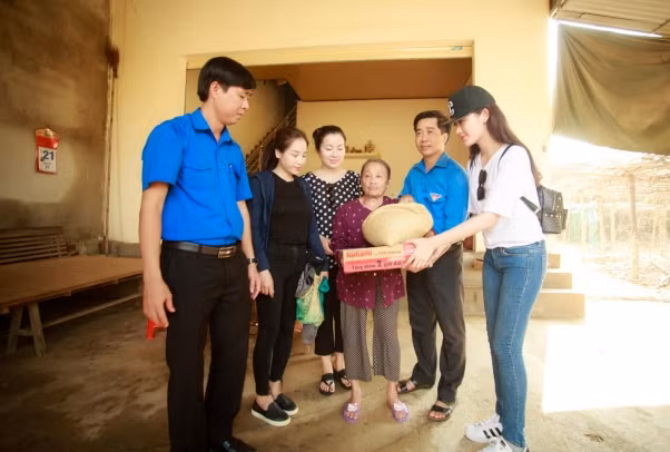 Ăn vội bát mỳ tôm, Á hậu Huyền My hối hả đi từ thiện ở miền Trung ảnh 10