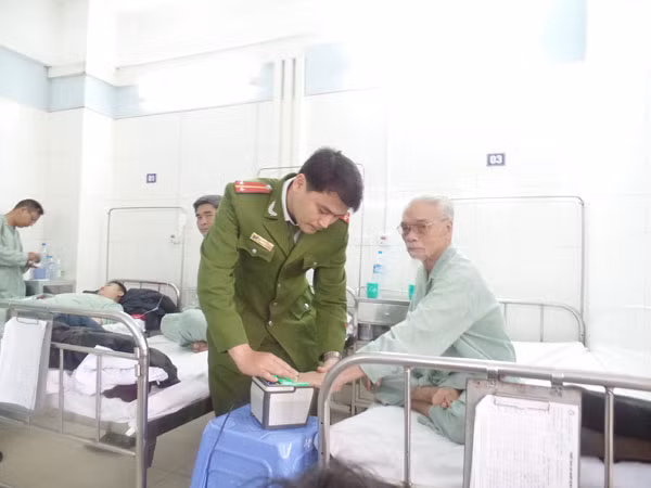 Đến bệnh viện cấp thẻ căn cước cho công dân ảnh 1