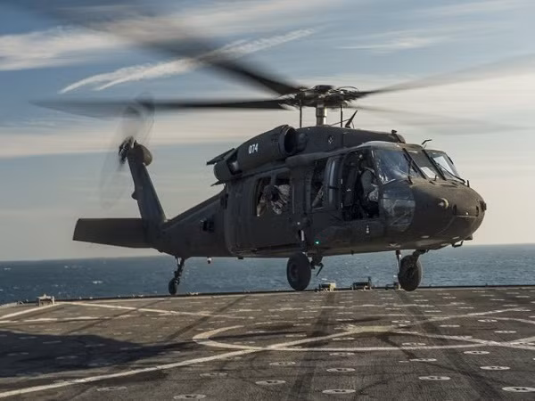 Trực thăng UH-60 của Mỹ rơi ngoài khơi đảo Okinawa của Nhật ảnh 1