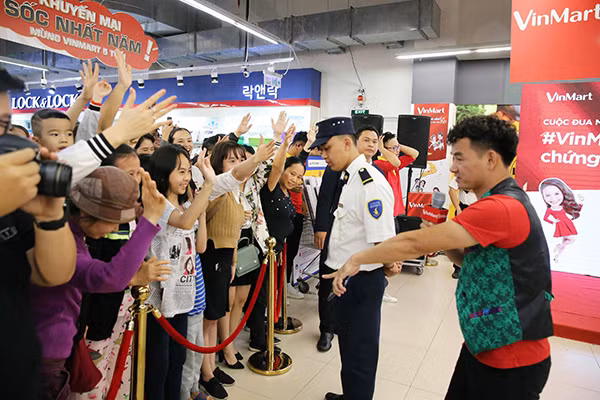 Dự sinh nhật VinMart & VinMart +, khách hàng "ẵm" quà hàng trăm triệu đồng ảnh 3