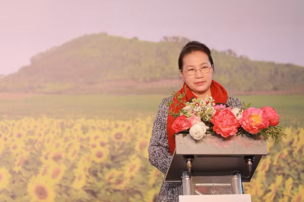 Chủ tịch Quốc hội Nguyễn Thị Kim Ngân ấn tượng trước trang trại bò sữa TH tại Liên bang Nga ảnh 1