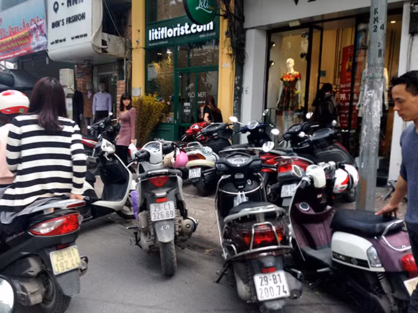 Người dân Hà Nội đổ xô đi săn hàng giảm giá cuối năm ảnh 2