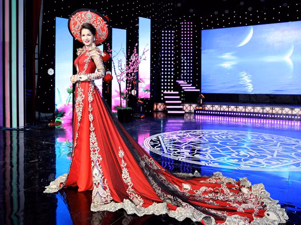 Hoa hậu Lê Thanh Thúy làm vedette trong show thời trang đầu năm mới ảnh 4