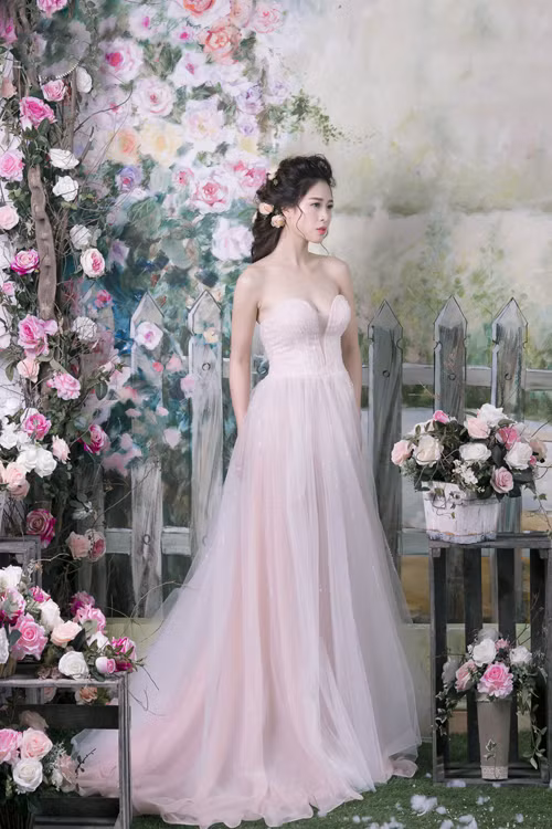 Ngắm vẻ gợi cảm của diễn viên, người mẫu Trần Cẩm Nhung ảnh 1