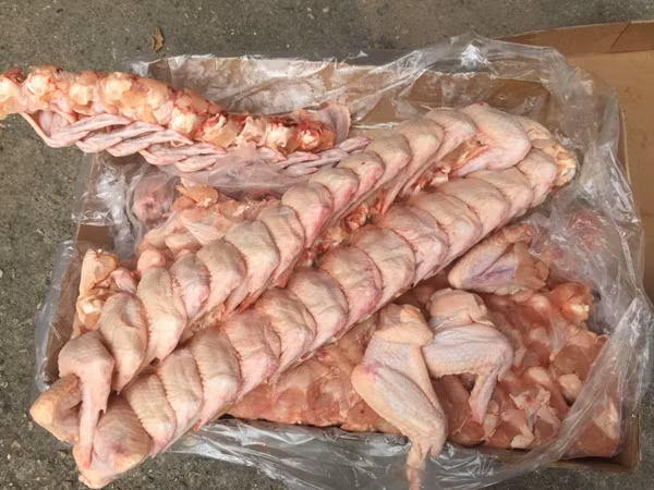 Chặn giữ xe tải vận chuyển gần nửa tấn cánh gà đông lạnh nhập lậu ảnh 2 Chặn giữ xe tải vận chuyển gần nửa tấn cánh gà đông lạnh nhập lậu ảnh 2