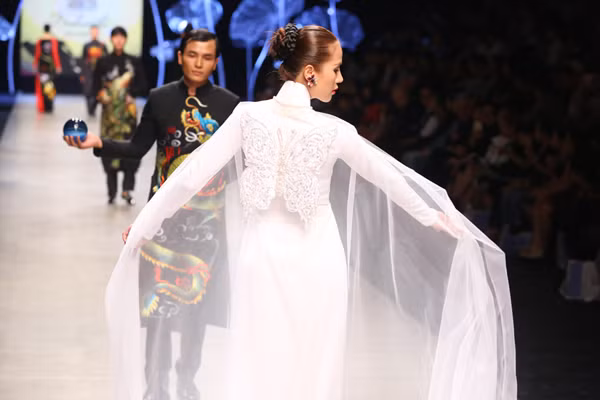 Lương Thế Thành - Thuý Diễm tái hiện "đám cưới" trên sàn catwalk ảnh 8