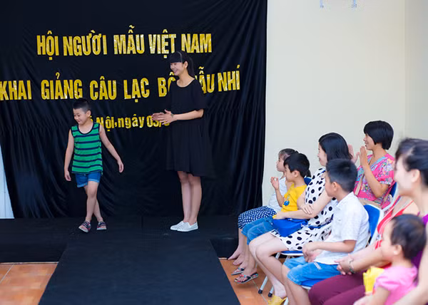 Siêu mẫu Hạ Vy “bế bụng bầu” lên bục giảng ảnh 3