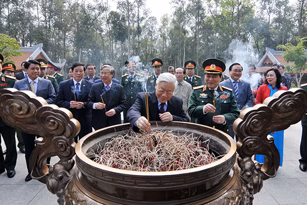Tổng Bí thư Nguyễn Phú Trọng trồng cây nhớ ơn Bác Hồ tại Khu di tích K9, Ba Vì ảnh 1