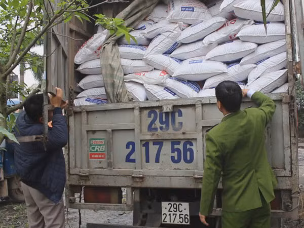 Chặn giữ gần 7 tấn thức ăn gia súc có chứa chất tạo nạc Salbutamol ảnh 1