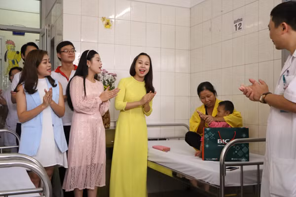 Dàn Sao Mai mang yêu thương đến bệnh viện ảnh 4