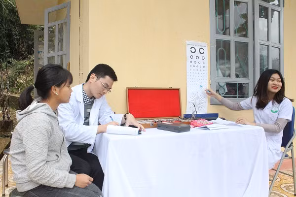 Tấm lòng của các y bác sỹ Thủ đô đến với bà con vùng cao ảnh 15