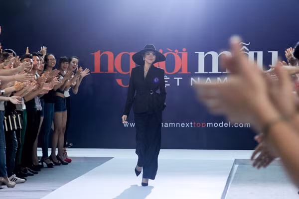 Thanh Hằng diện nguyên “cây” hàng hiệu chấm thi Next Top Model tại Hà Nội ảnh 1