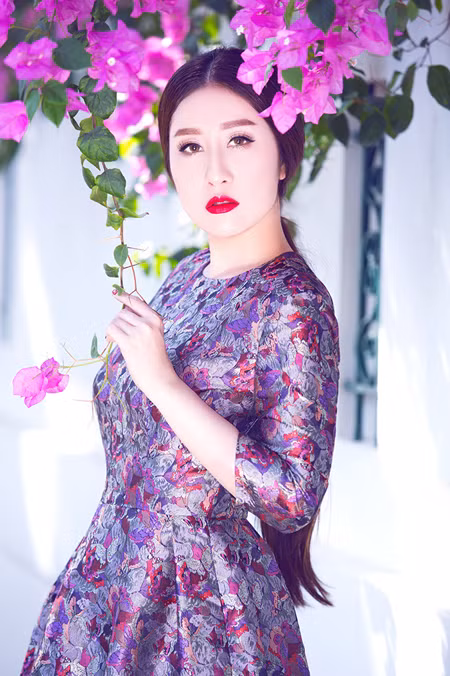 MC Kim Trang “đọ” vẻ đẹp mong manh cùng hoa giấy ảnh 8