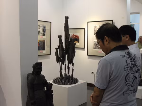 Nhức nhối tình trạng phê bình mỹ thuật "quá đà" ảnh 1