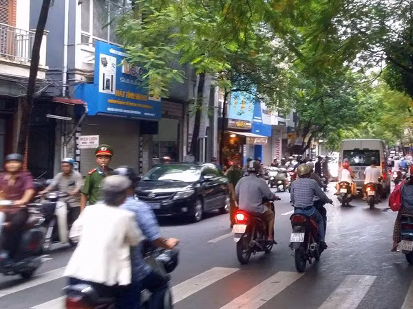 Công an và nhà trường vào cuộc giảm ùn tắc giao thông ảnh 1