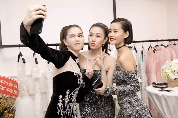 Ngọc Trinh, Lê Hà thân thiết tại sự kiện ảnh 4 Ngọc Trinh, Lê Hà thân thiết tại sự kiện ảnh 4
